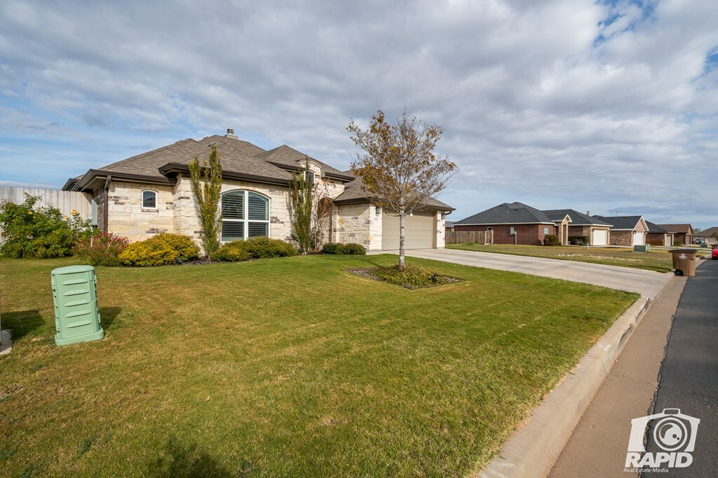 Property Photo:  1922 Colonial Dr  TX 76904 