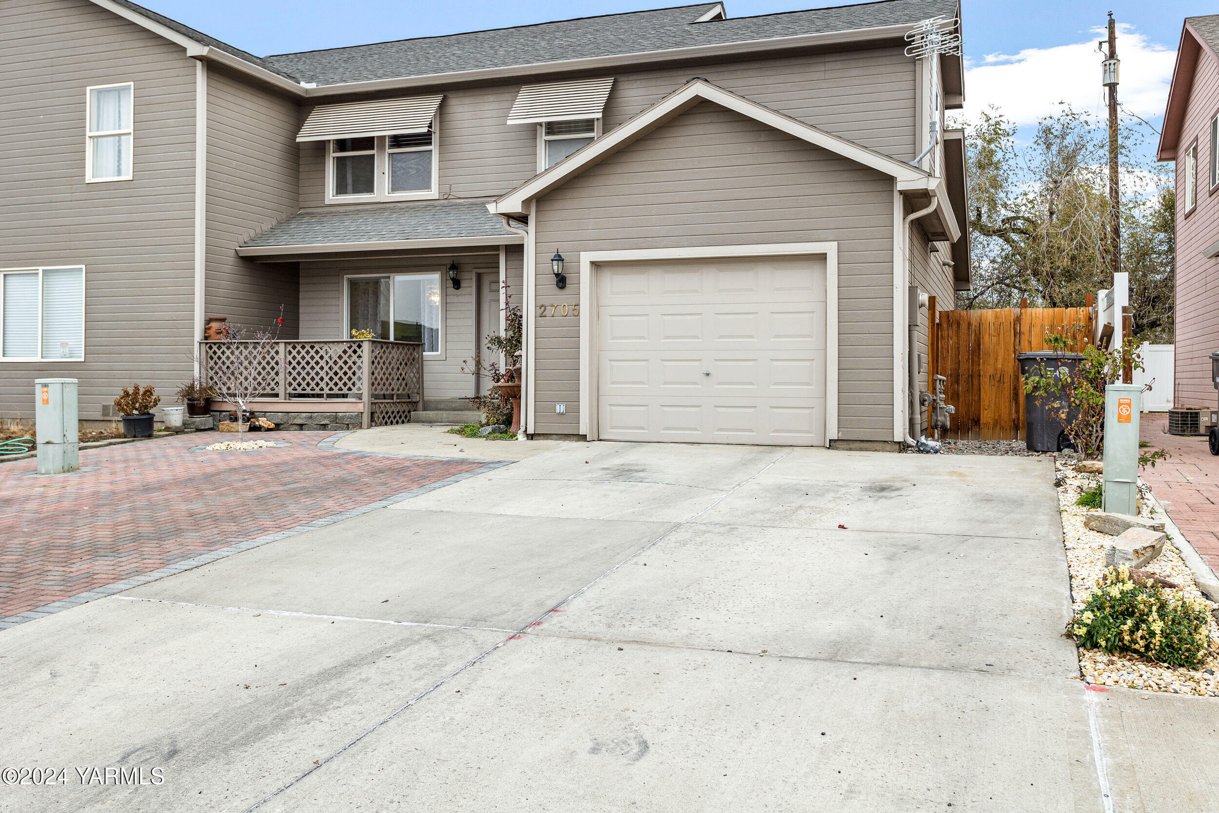 Property Photo:  2705 Garrett St  WA 98902 