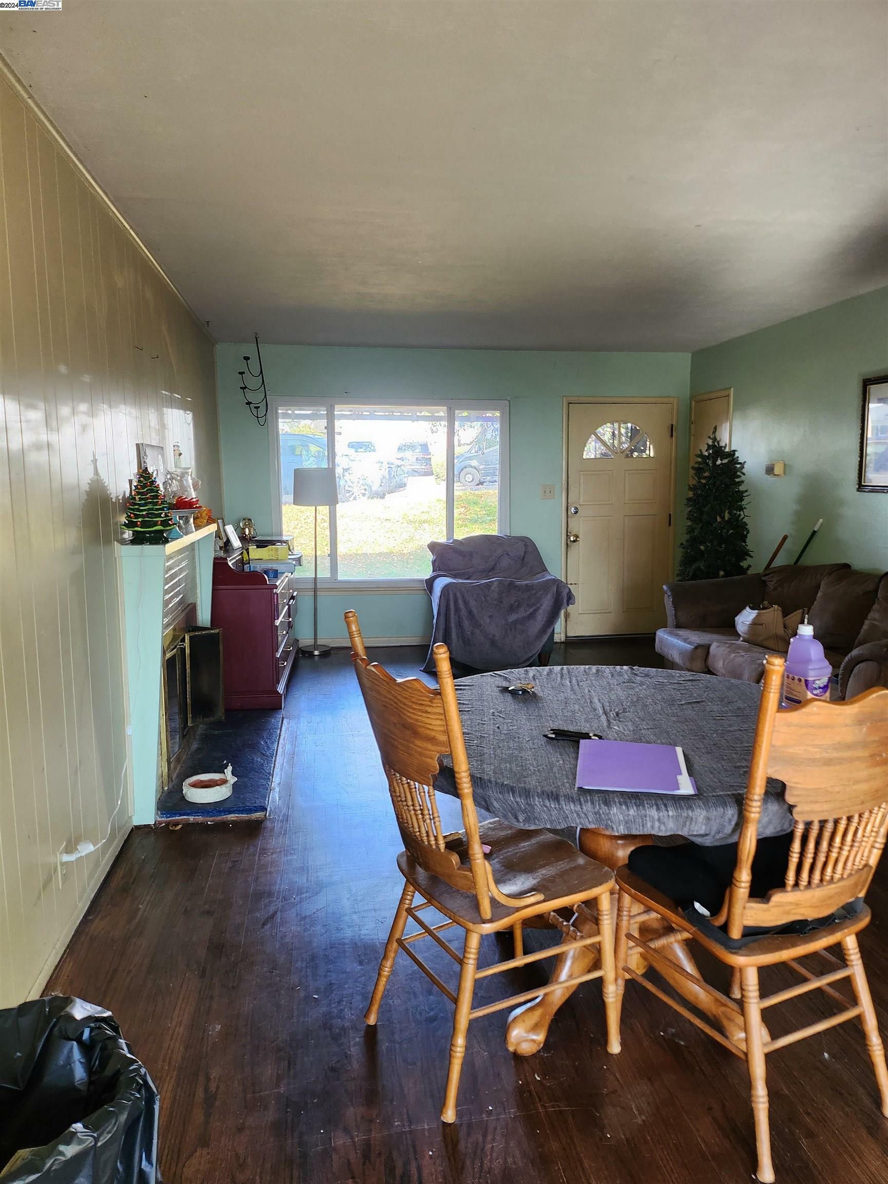 Property Photo:  2412 Lyle Ct  CA 94578 