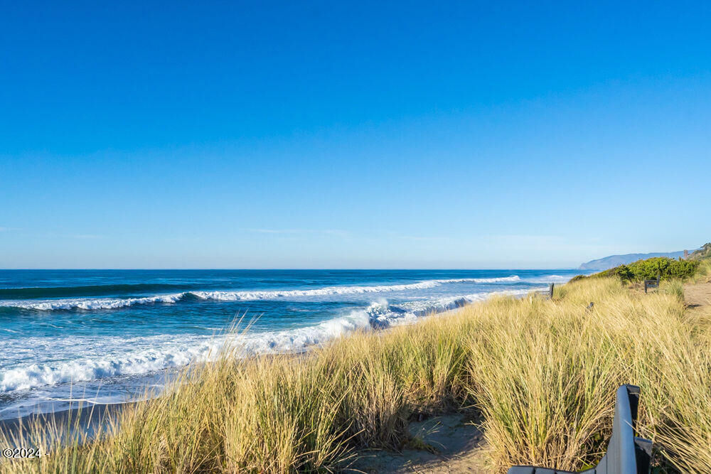 Property Photo: 167 Salishan Dr C OR 97388