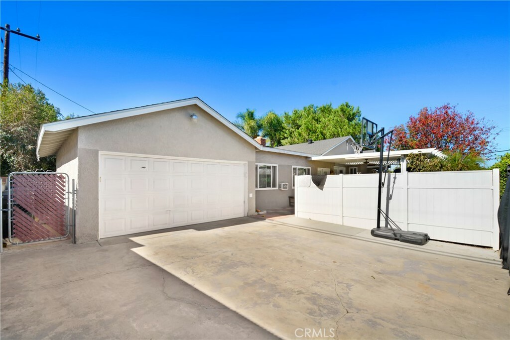 Property Photo:  1630 E Sycamore Street  CA 92805 