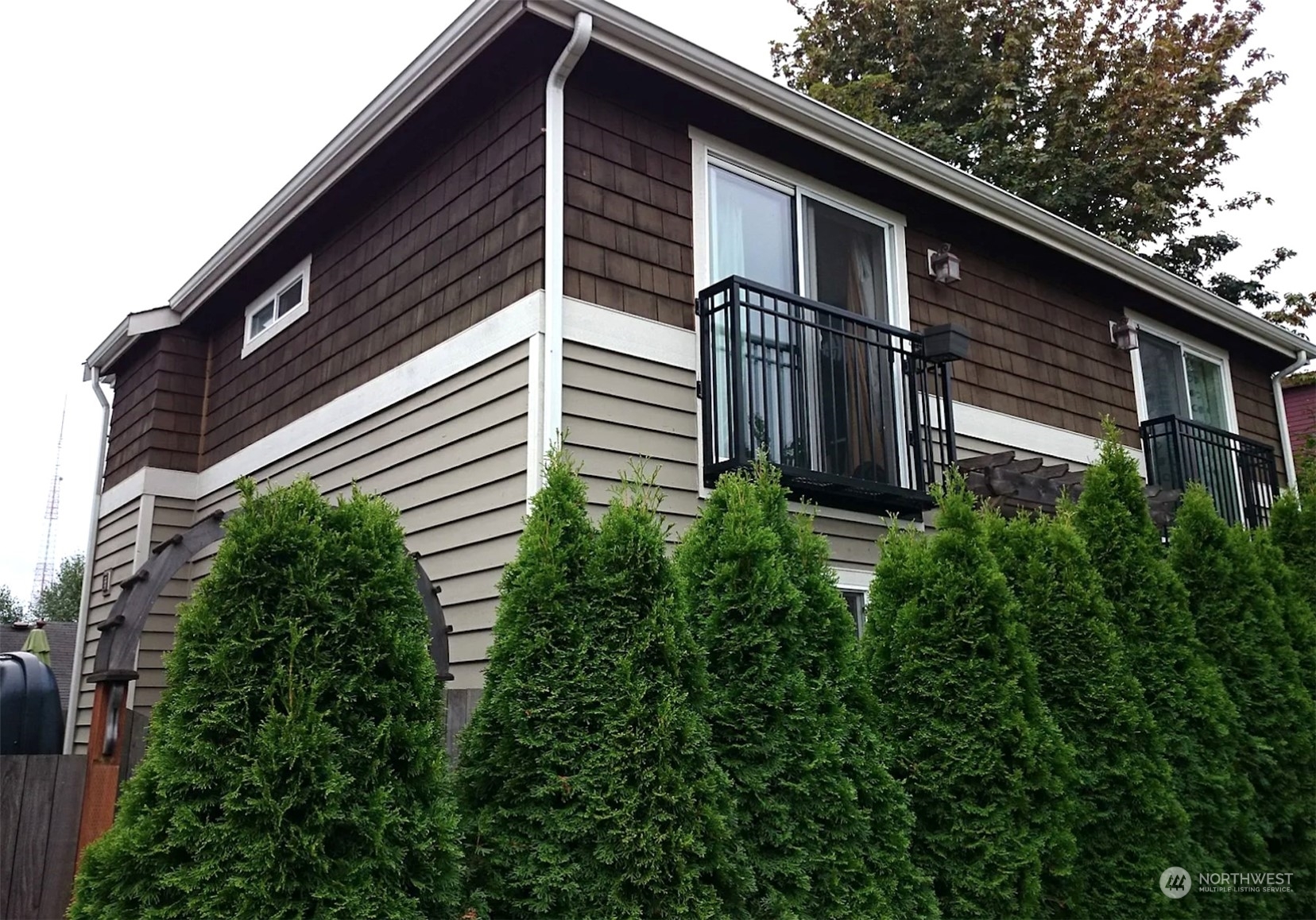 Property Photo:  429  20th Avenue E B  WA 98102 