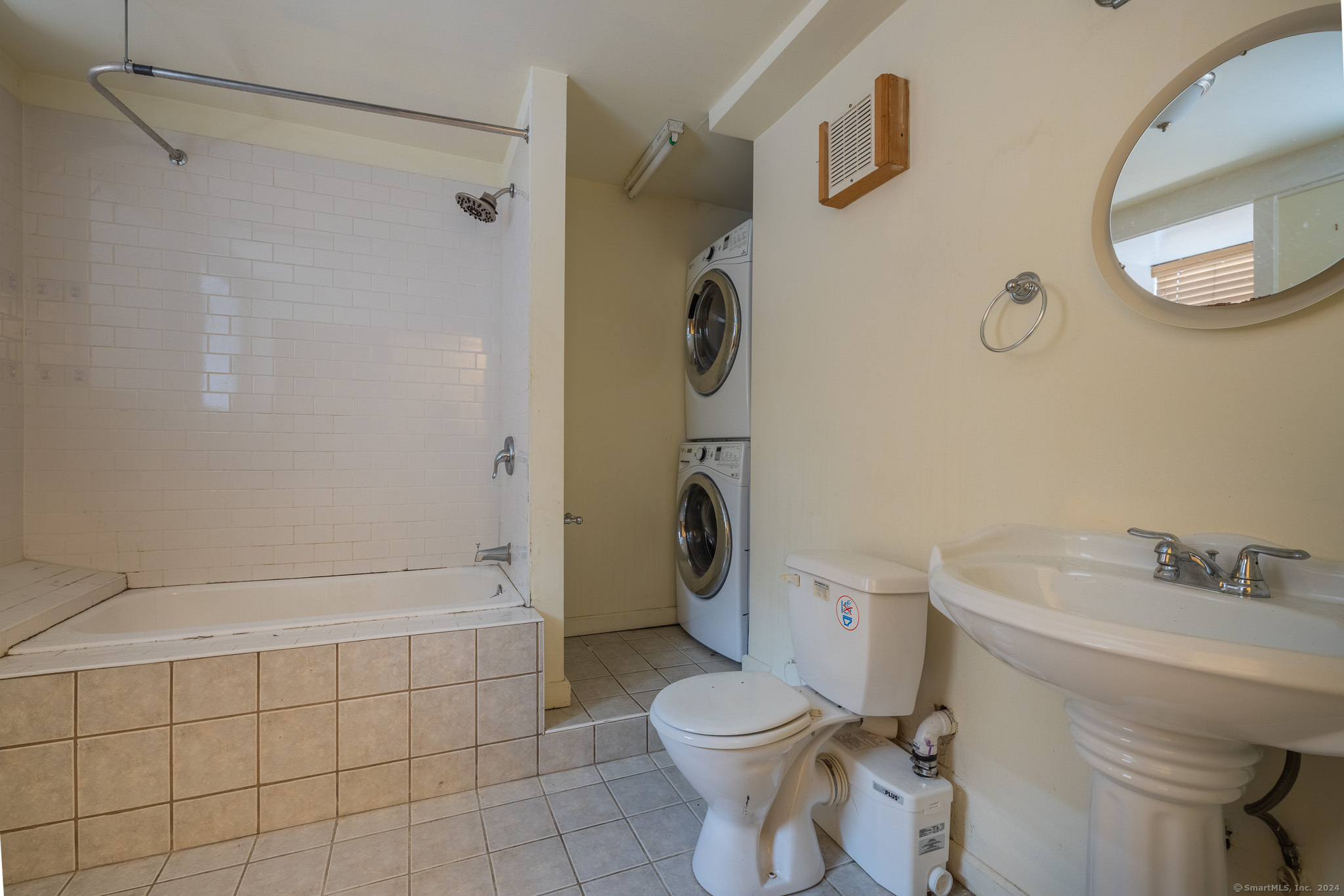 Property Photo:  325 Myrtle Avenue Apt 1001  CT 06604 