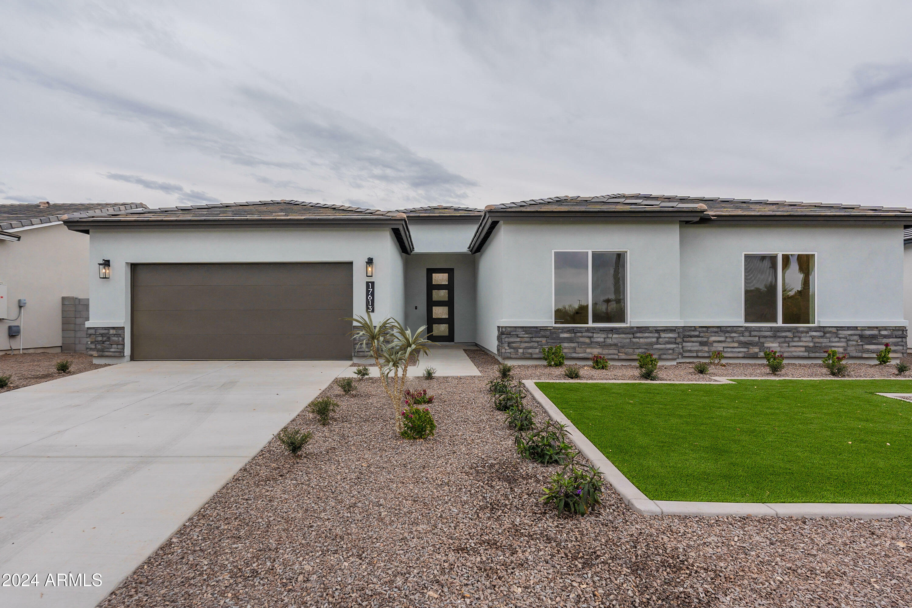 Property Photo: 935 N 97th Way AZ 85207