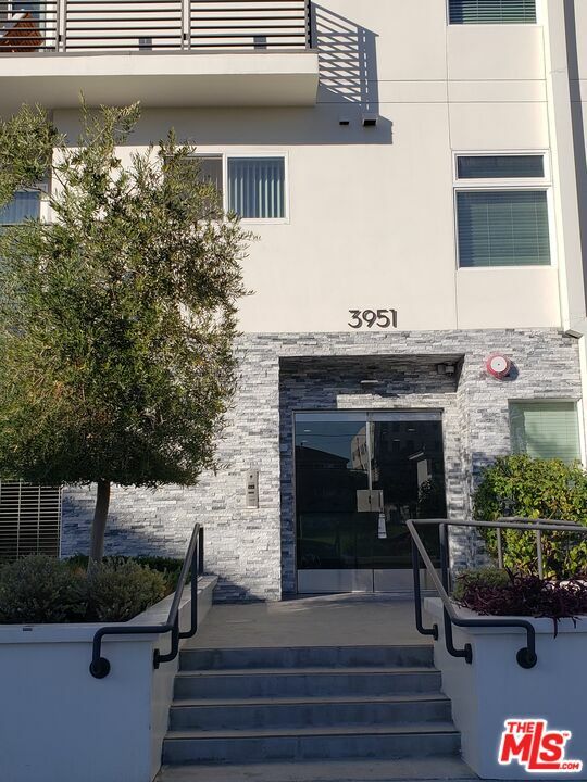 Property Photo:  3951   Ingraham St 403  CA 90005 