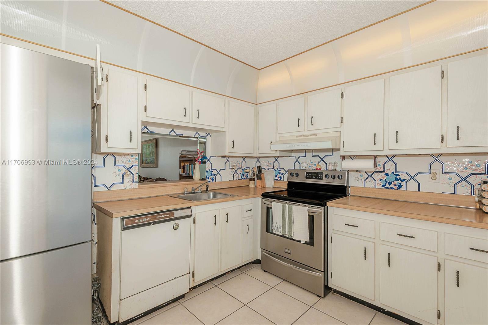 Property Photo:  2800 Somerset Dr 402J  FL 33311 