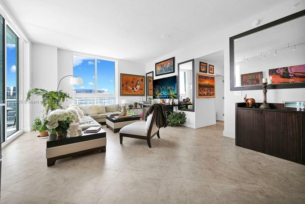 Property Photo:  1900 N Bayshore Dr 5103  FL 33132 