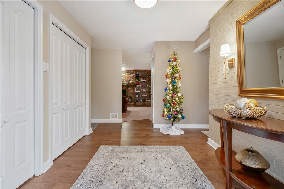 Property Photo:  204 Sunnyhill Dr  PA 15237 