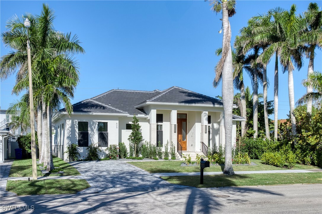 Property Photo: 629 10th Street N FL 34102