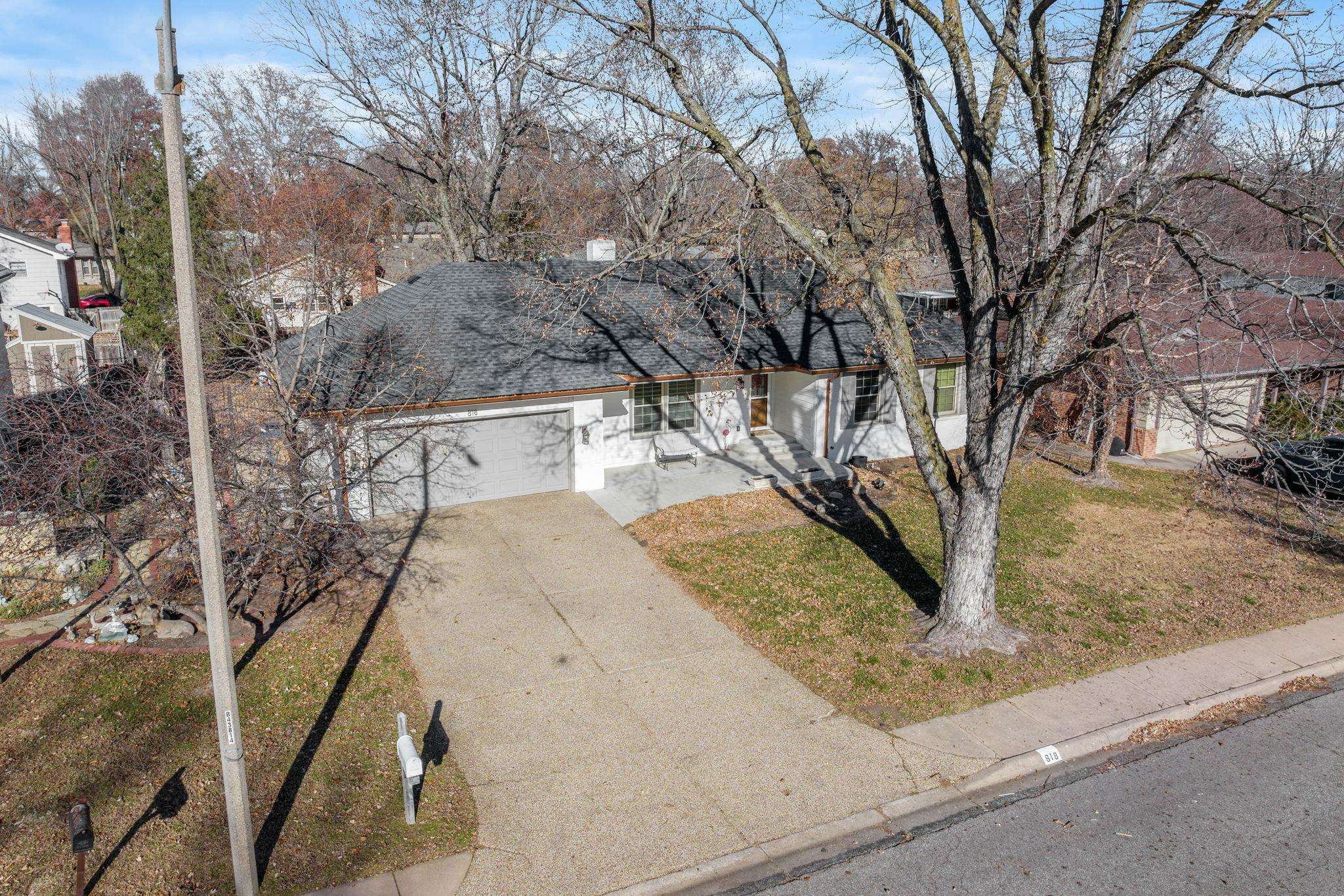 Property Photo:  818 E Sunrise Ct  KS 67037 