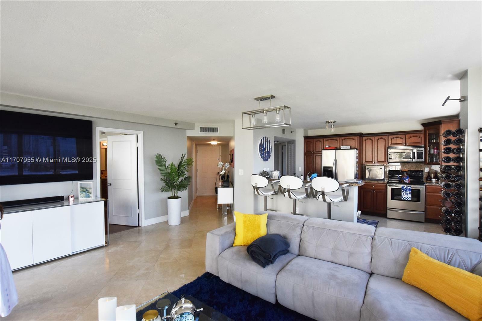 Property Photo:  540 Brickell Key Dr 815  FL 33131 