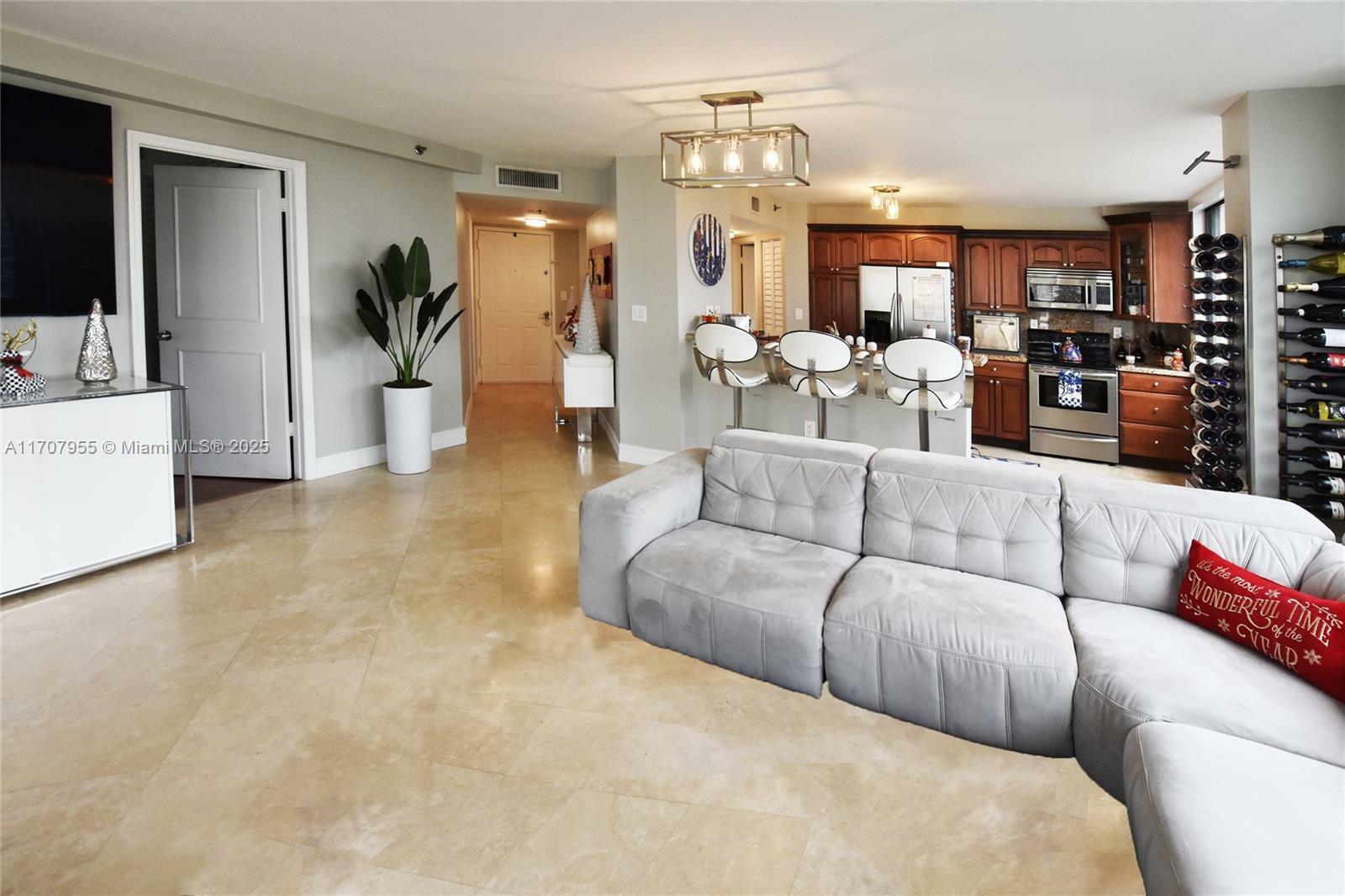 Property Photo:  540 Brickell Key Dr 815  FL 33131 