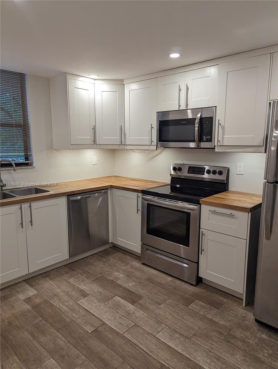 Property Photo:  7500 NW 1st Ct 305-3  FL 33317 