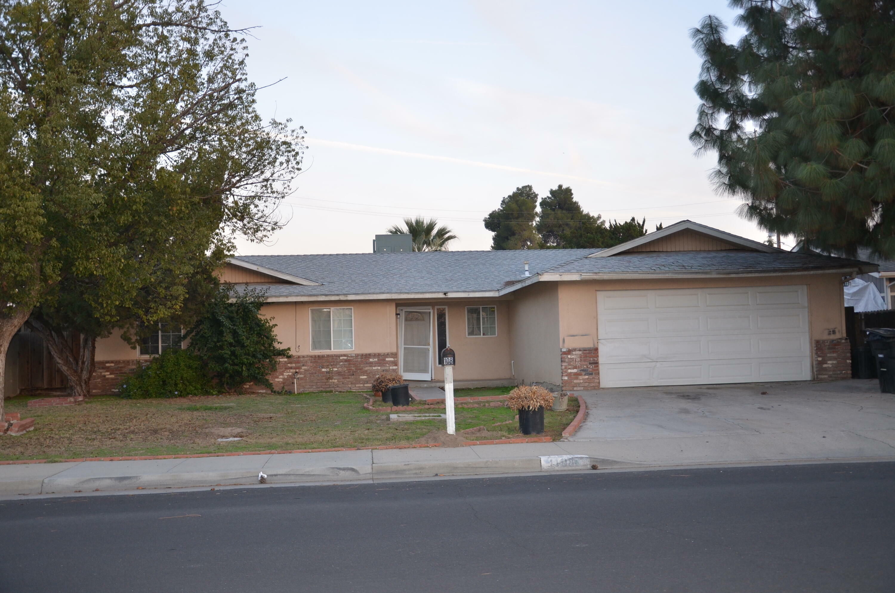 Property Photo:  108 W Hazelwood Drive  CA 93245 