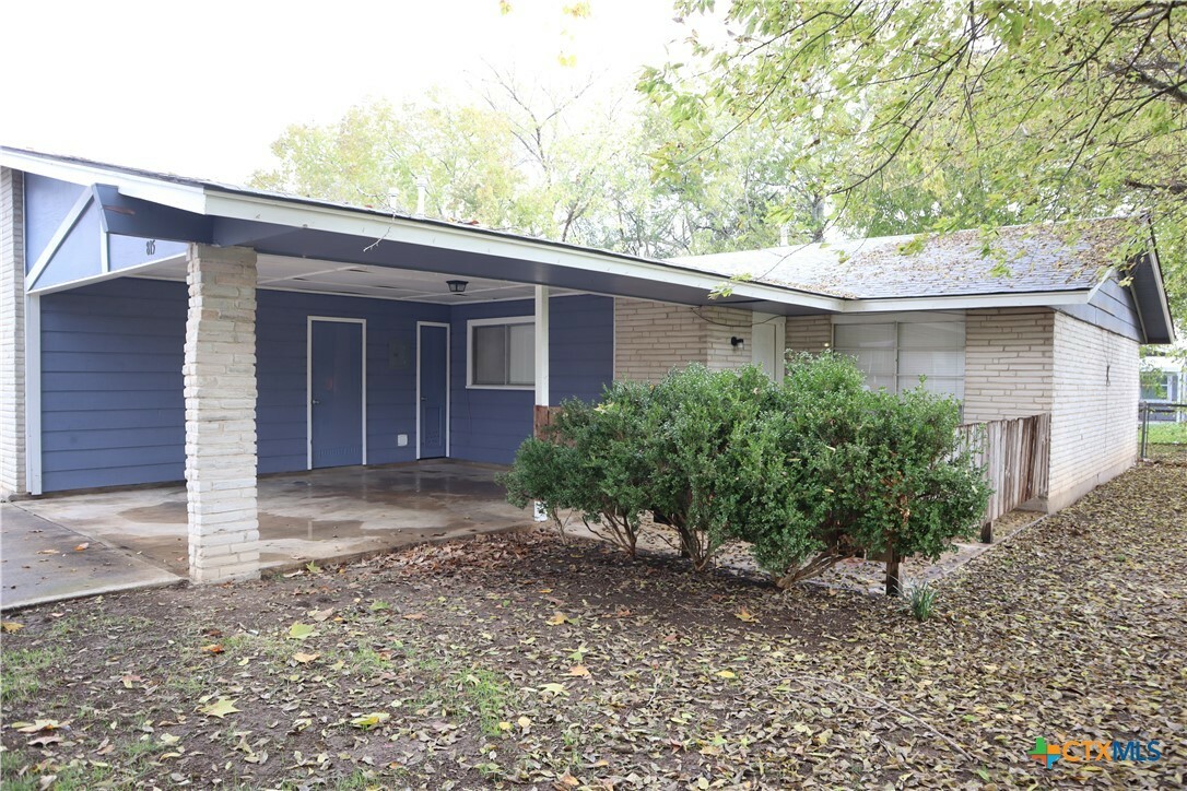 Property Photo:  815 Burges Street  TX 78155 