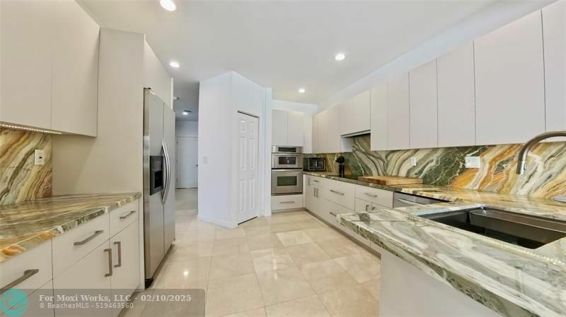 Property Photo:  4331 W Tradewinds Ave #B  FL 33308 