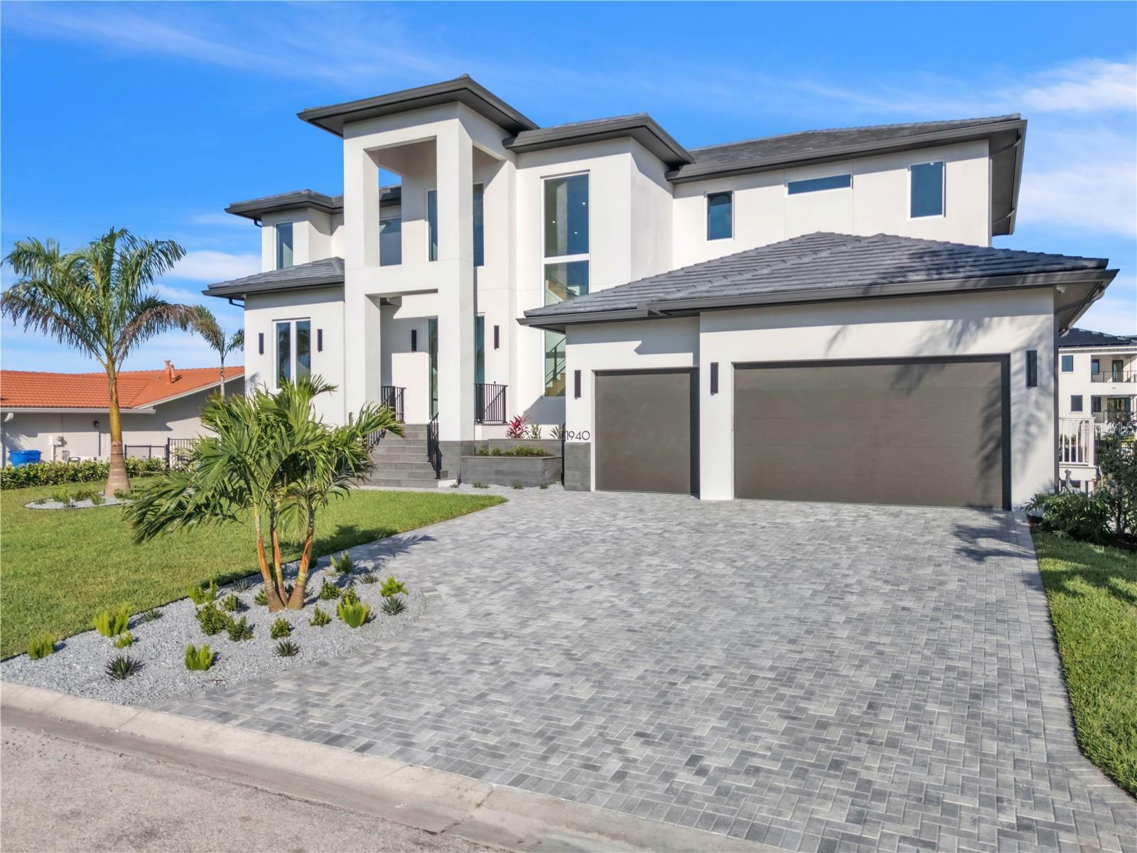 Property Photo: 1940 Hawaii Avenue NE FL 33703