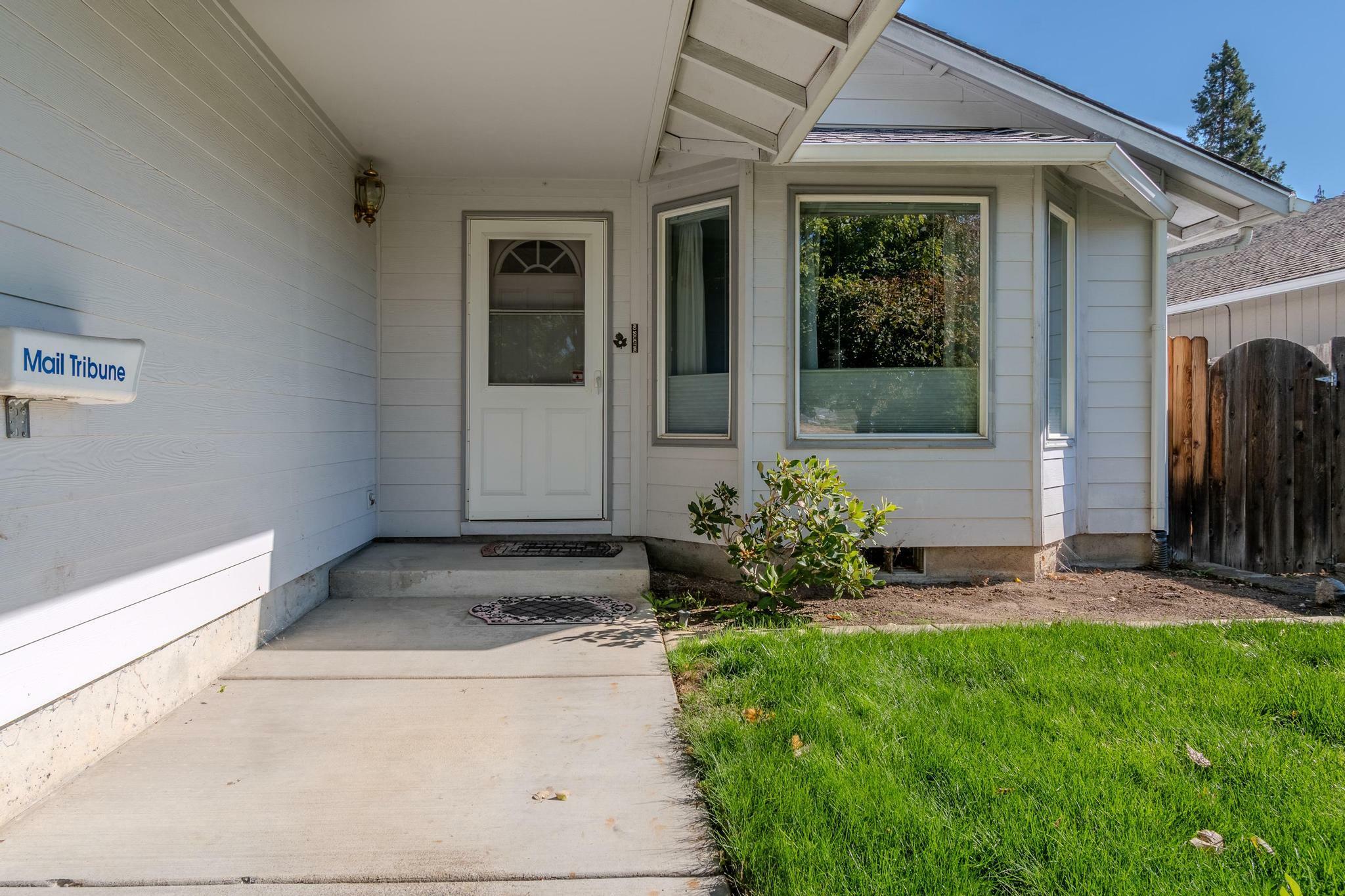 Property Photo:  1483 S Oakdake Avenue  OR 97501 