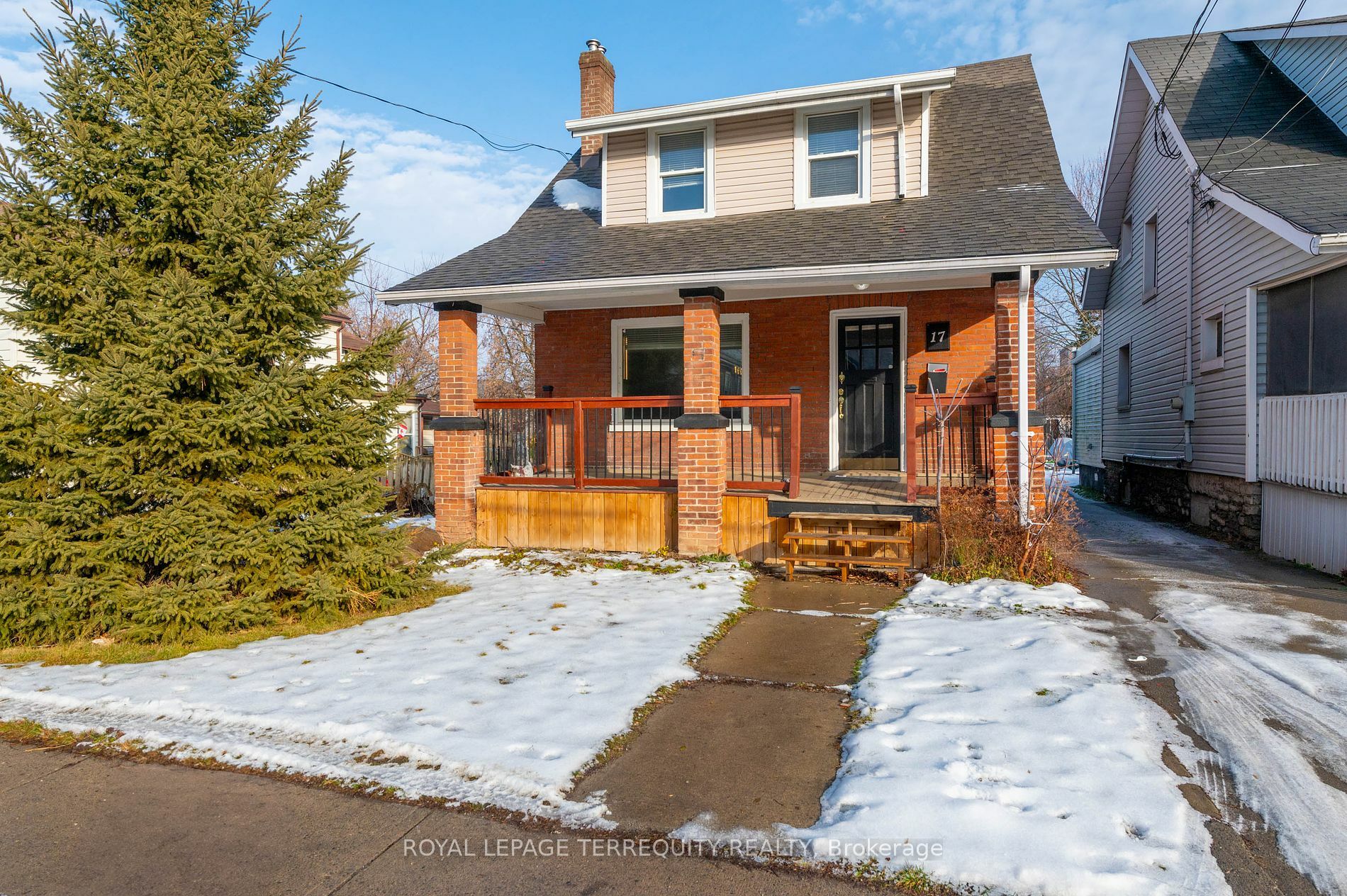 Property Photo:  17 Dunbar St  ON K8P 3R6 