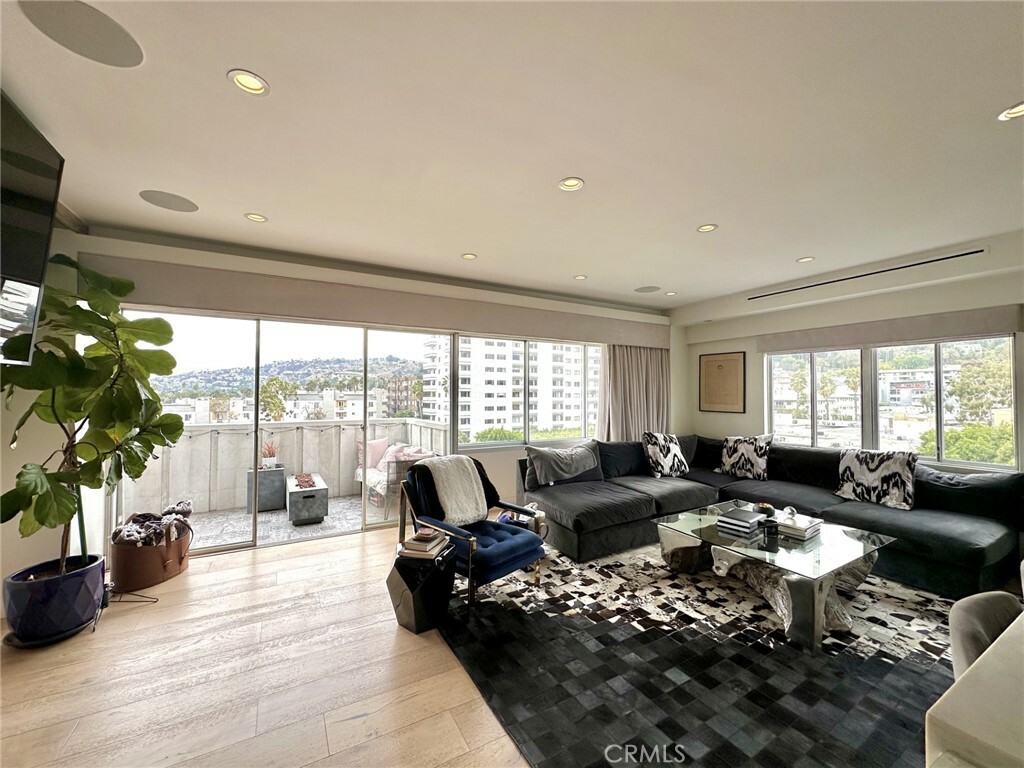 Property Photo:  7135 Hollywood Boulevard 909  CA 90046 