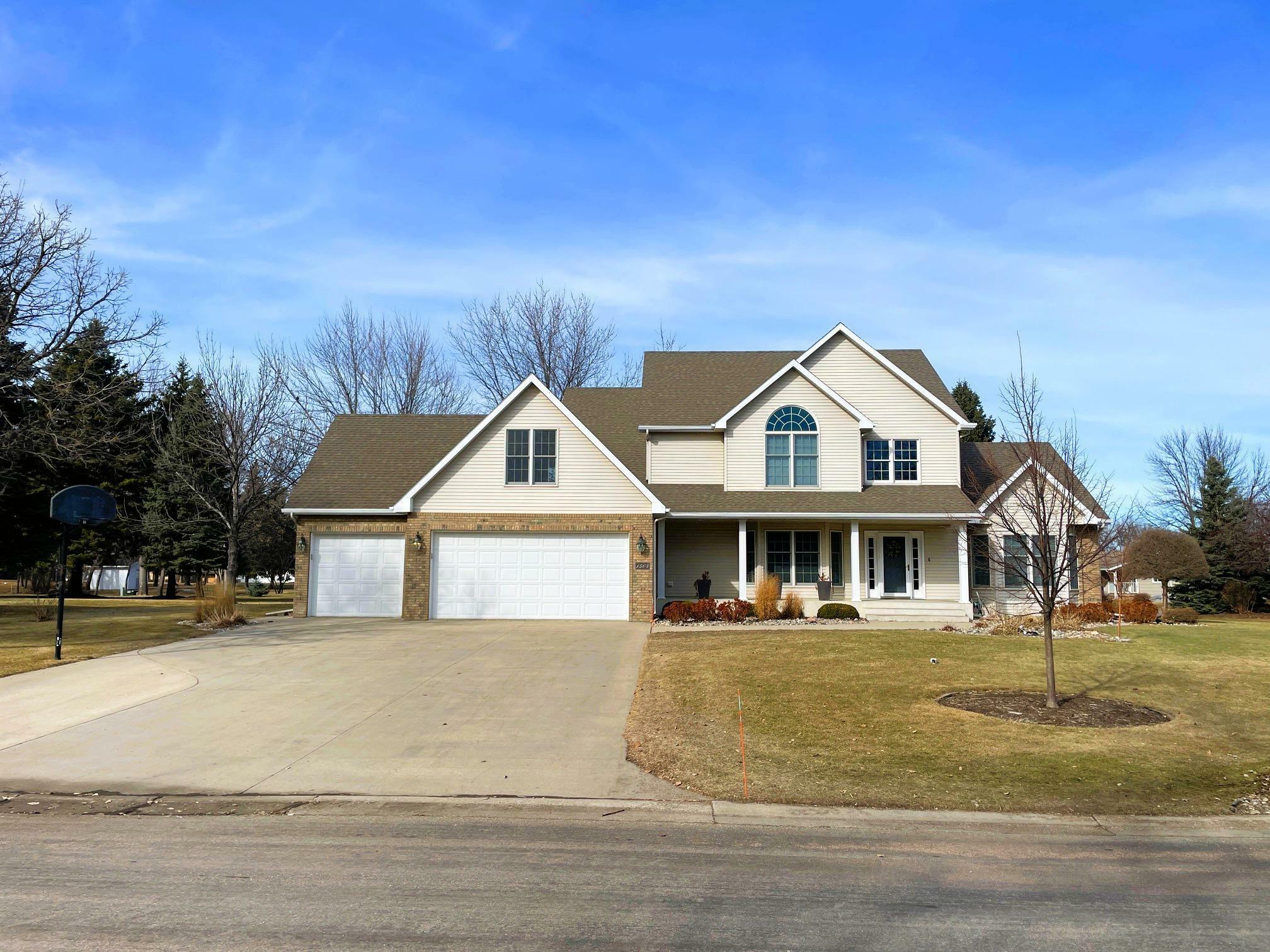 Property Photo: 1504 Oakwood Avenue ND 58075