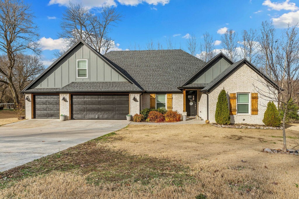 Property Photo:  2561 Peck Road  AR 72751 