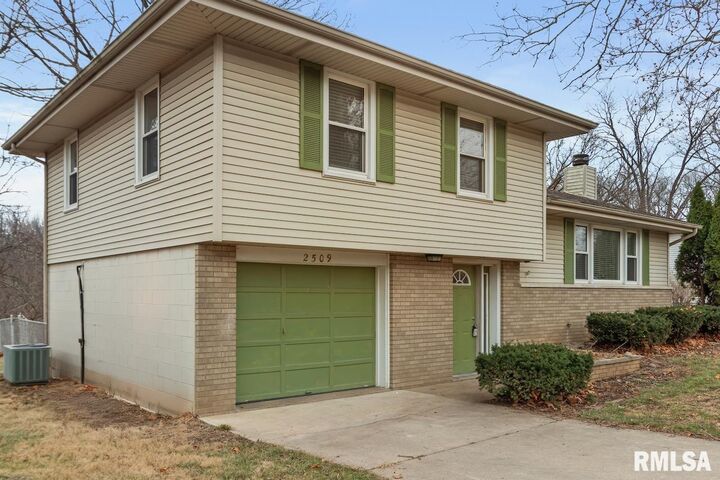 2509 W Huntington Drive  Peoria IL 61614 photo