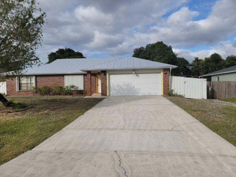 Property Photo:  545 NW Avon Avenue  FL 34983 