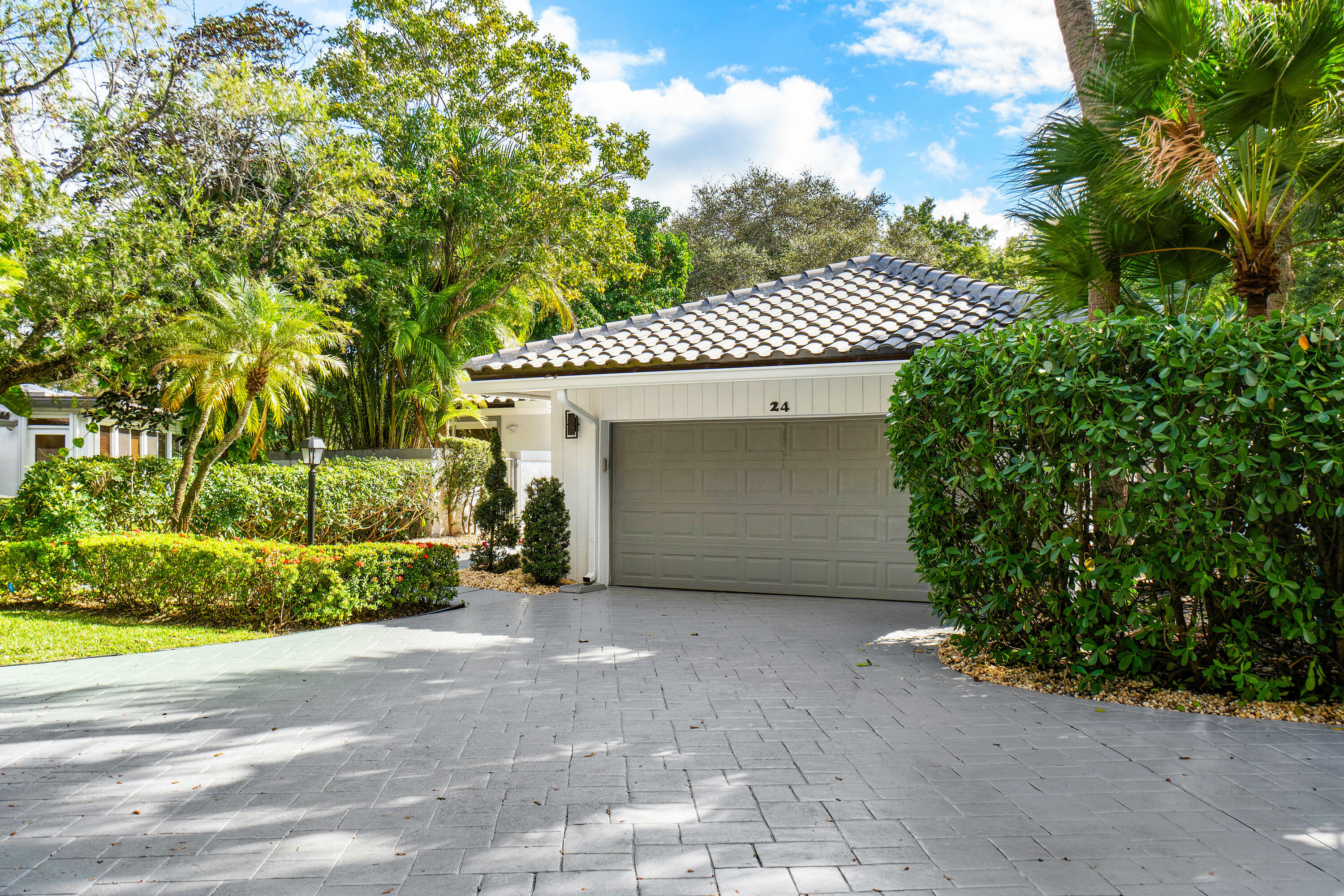 Property Photo:  24 Oaks Lane  FL 33436 