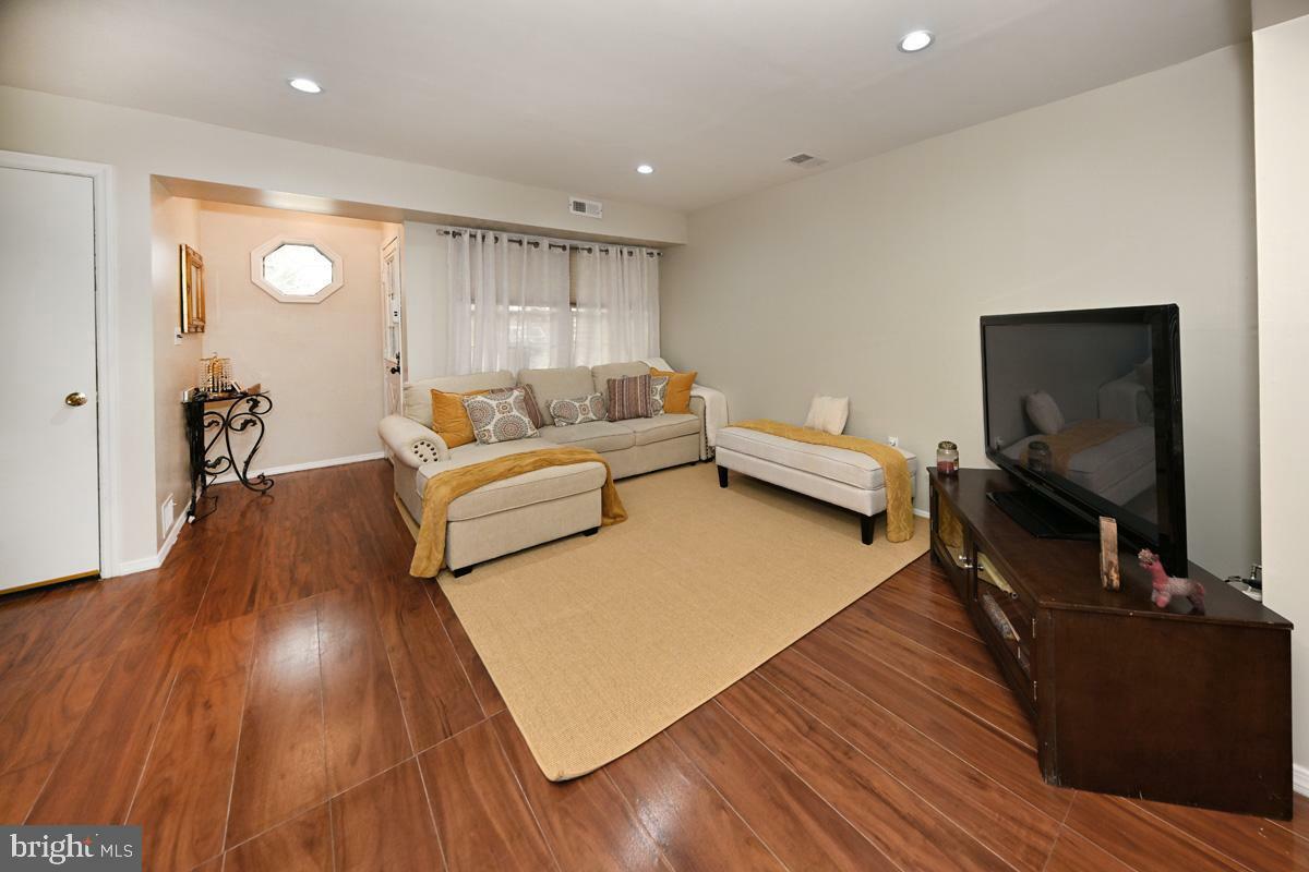 Property Photo:  62 Jefferson Drive  NJ 08884 