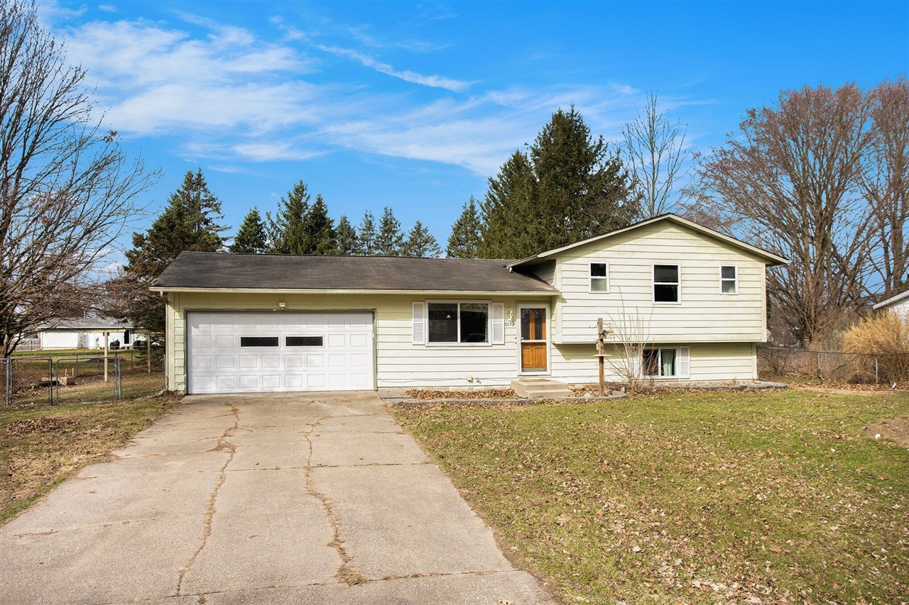57150 Linda Avenue  Three Rivers MI 49093 photo