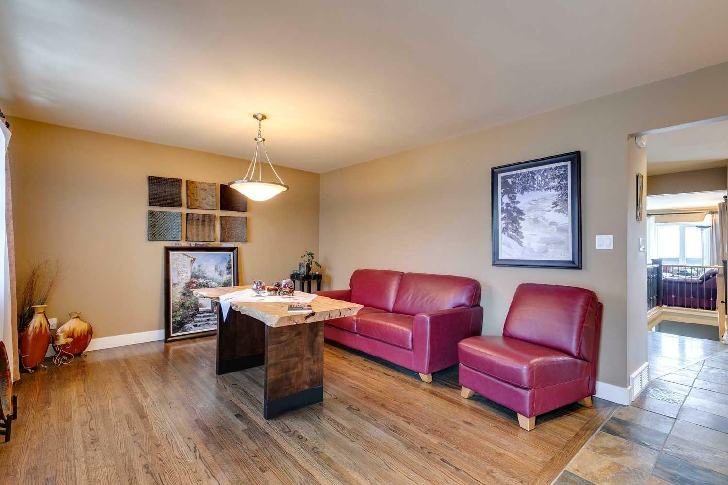 Property Photo:  3140 46 Street SW  AB T3E 3W8 