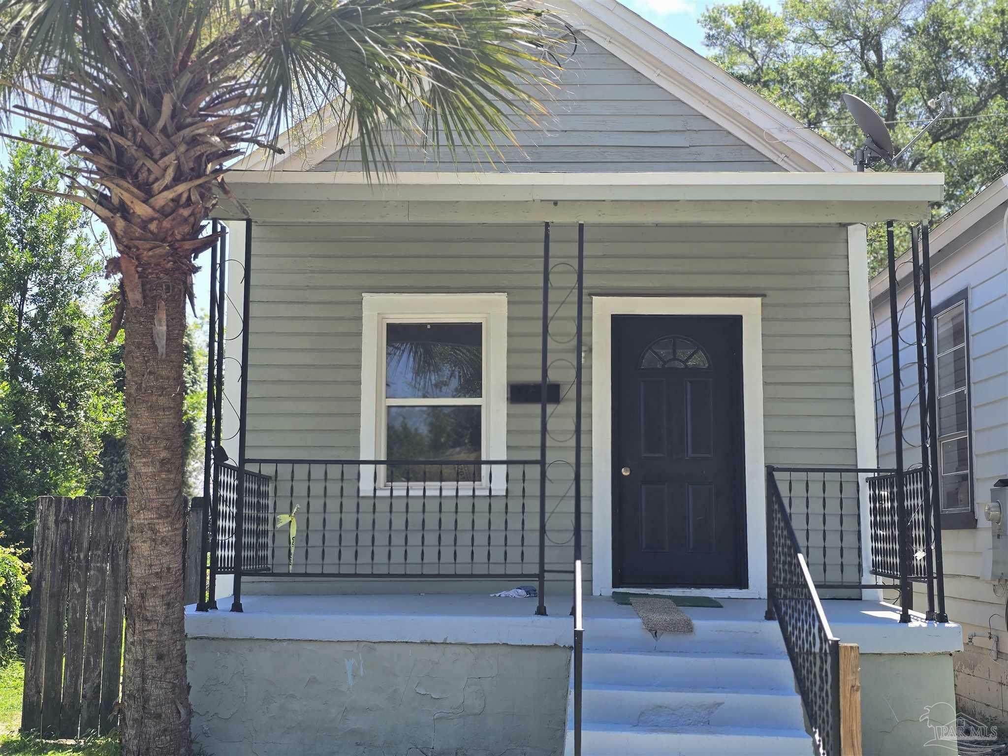 Property Photo:  510 N G St  FL 32501 