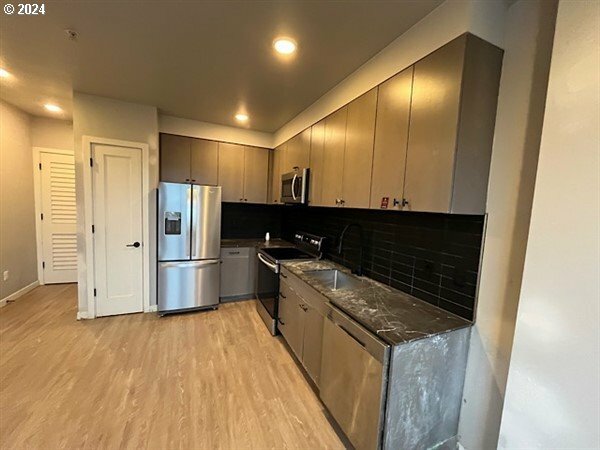 Property Photo:  1801 N Rosa Parks Way 201  OR 97217 