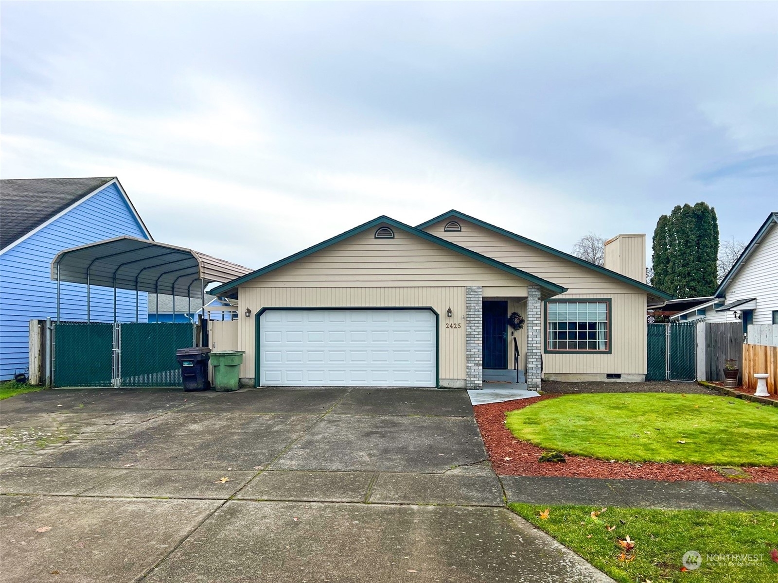 Property Photo:  2425  Hickory Avenue  WA 98632 