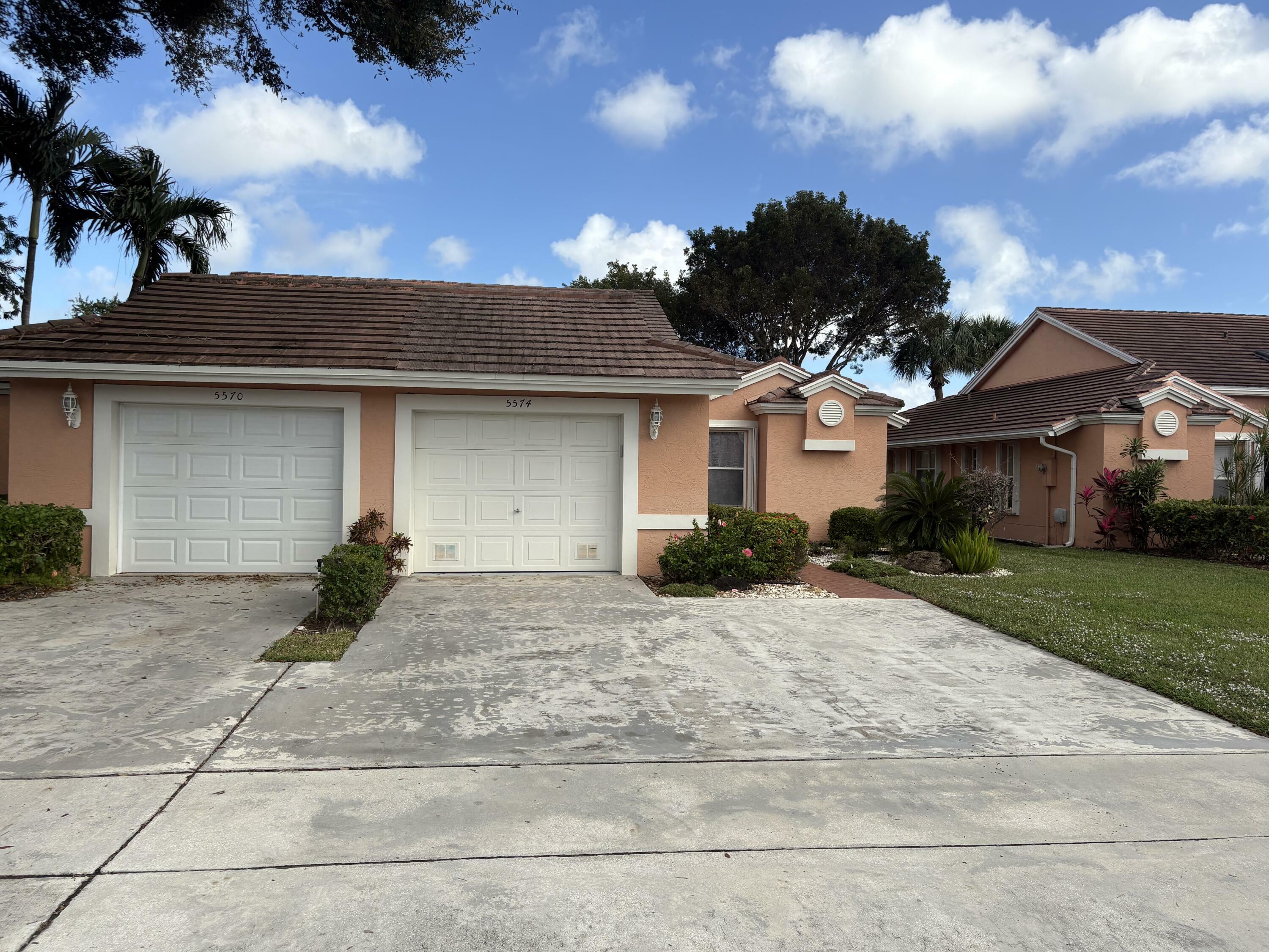 Property Photo:  5574 Royal Lake Circle  FL 33437 