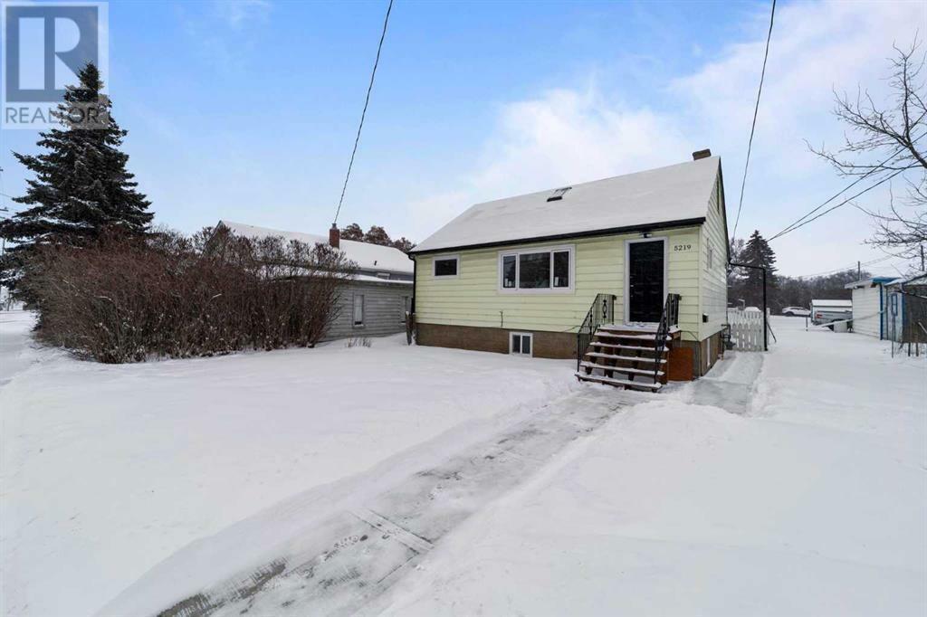 Property Photo:  5219 50 Avenue  AB T4V 0T1 