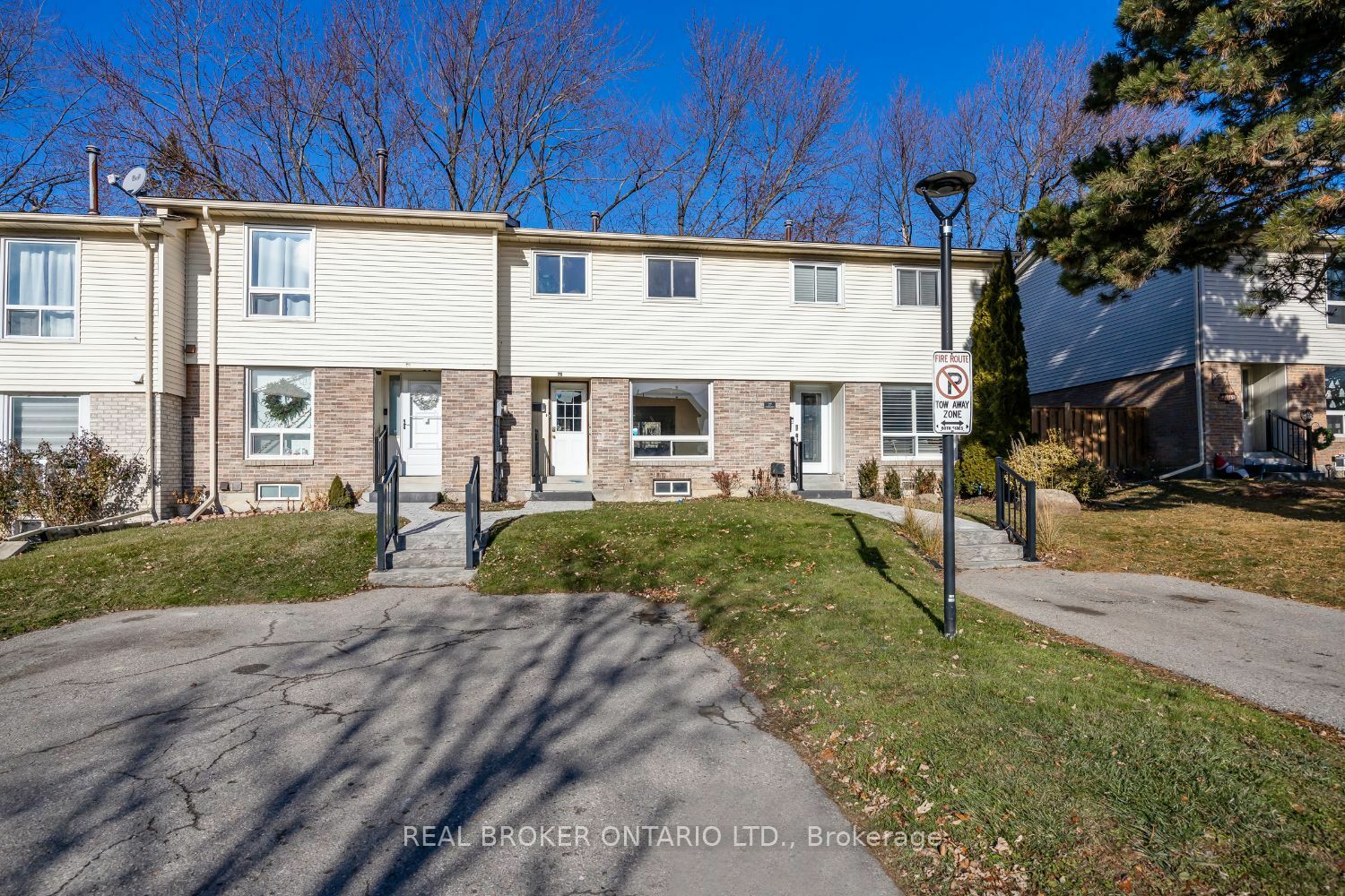 Property Photo:  611 Galahad Dr 26  ON L1K 1M1 