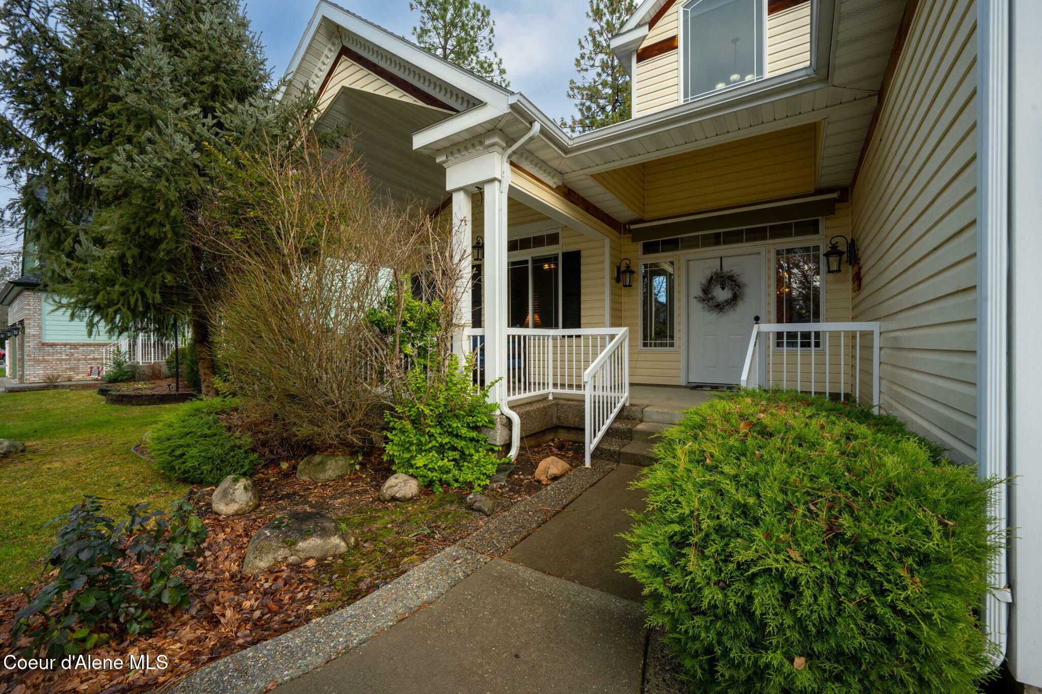 Property Photo:  807 S Riverside Harbor Dr  ID 83854 