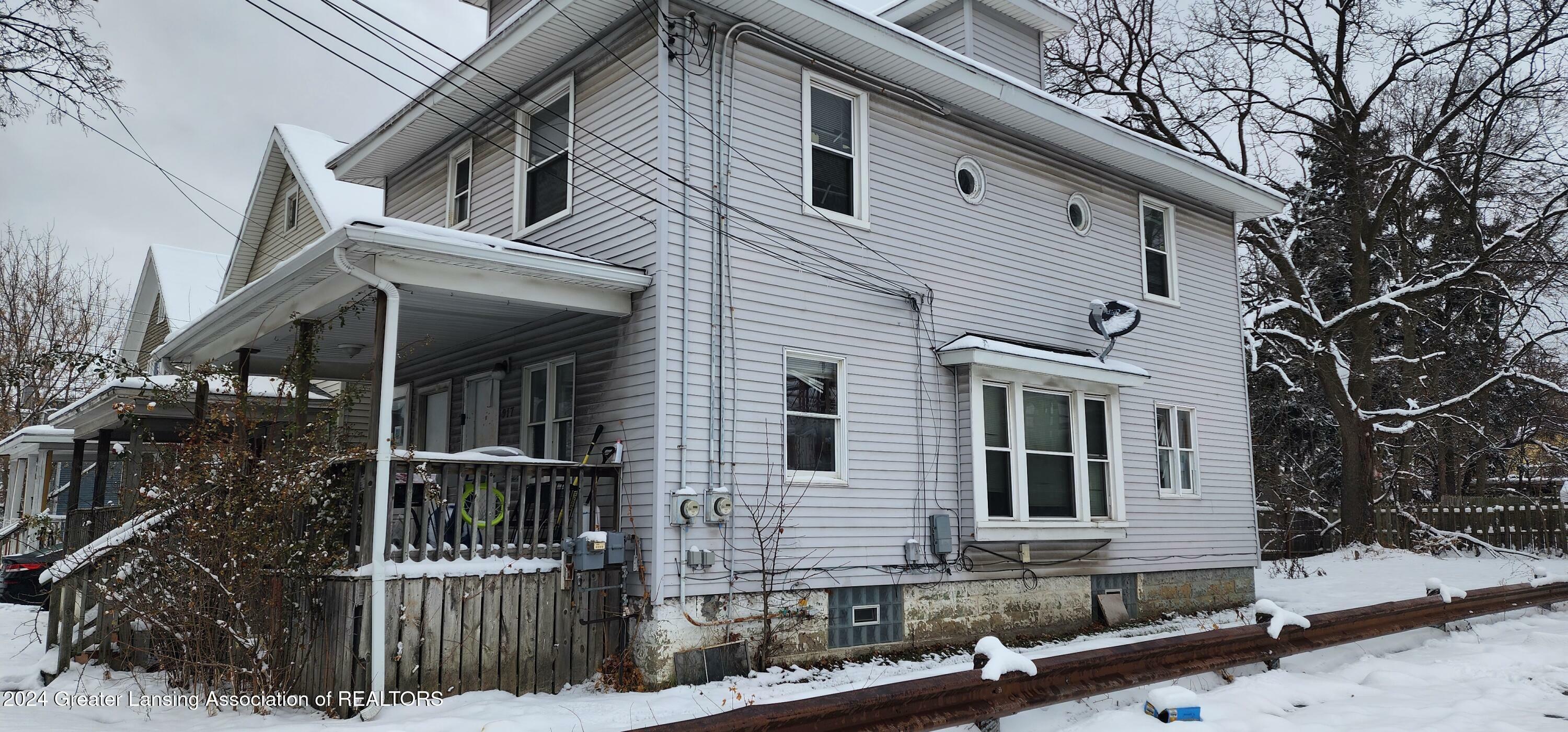 Property Photo:  917 E Kalamazoo Street  MI 48912 