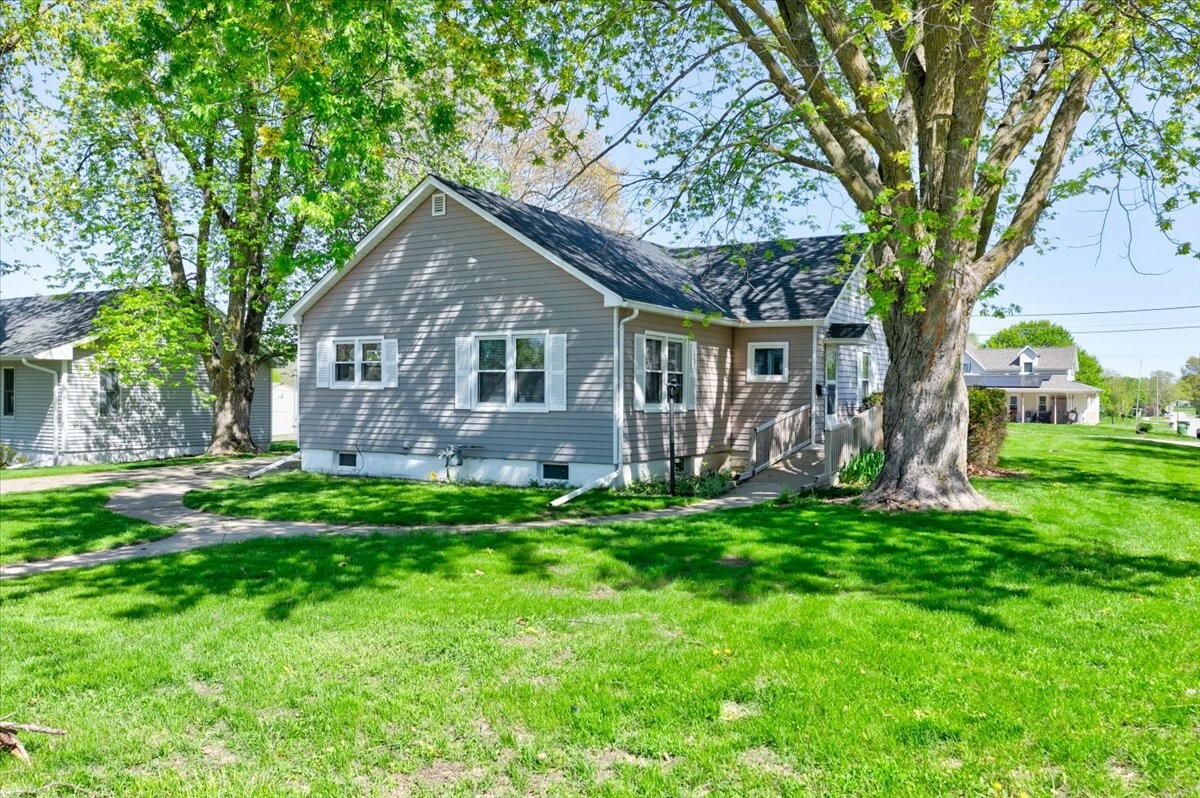 Property Photo: 1303 W 2nd Street IA 50036