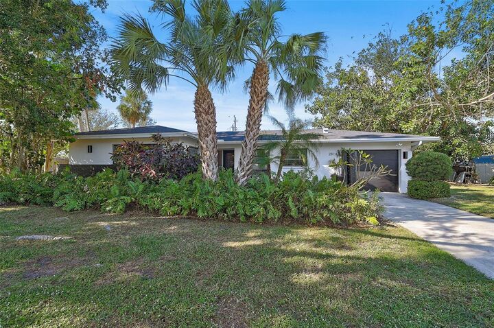 Property Photo:  2814 Suncrest Drive  FL 34239 