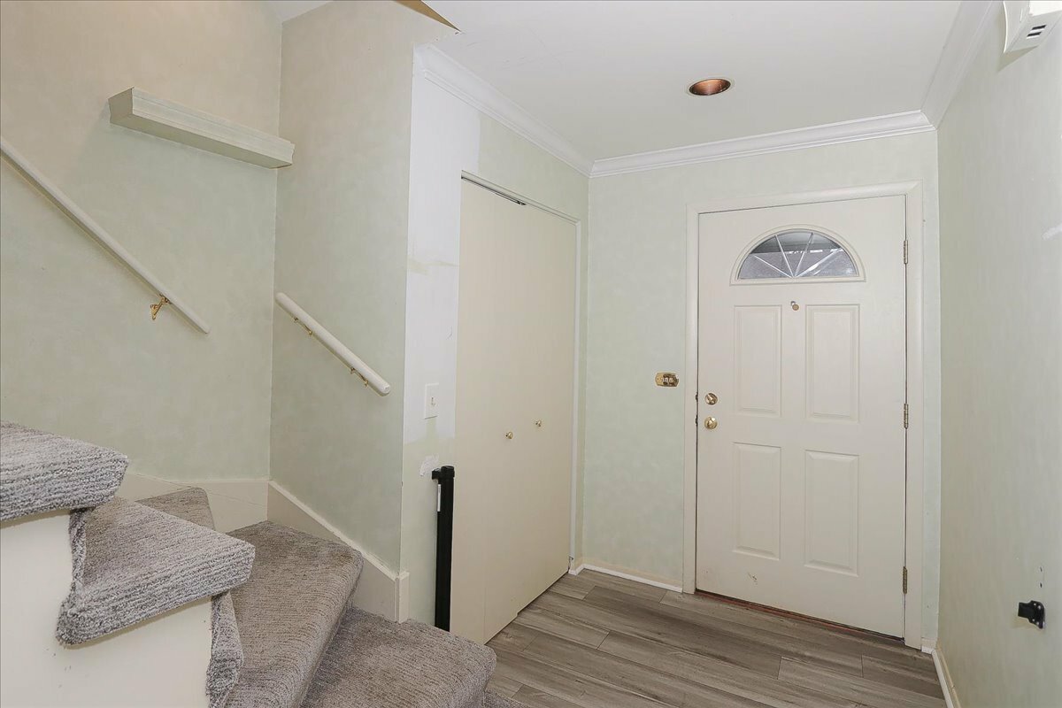 Property Photo:  831 W Partridge Lane 831  IL 60056 