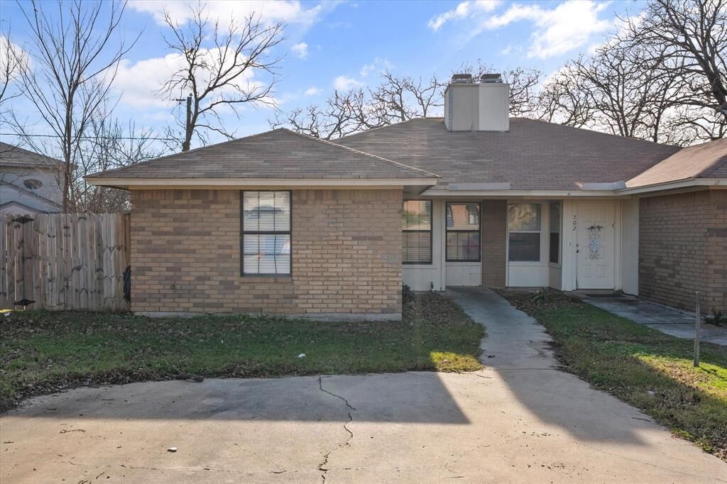 Property Photo: 704 Woodland Court TX 76060
