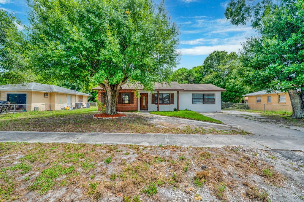 Property Photo:  2707 Kingsley Drive  FL 34946 