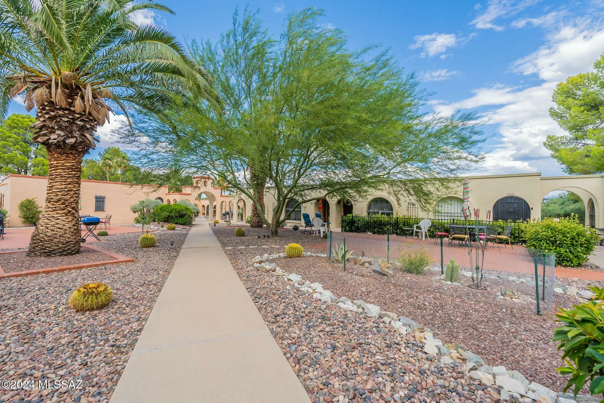 Property Photo:  132 W Calle Del Ano  AZ 85614 