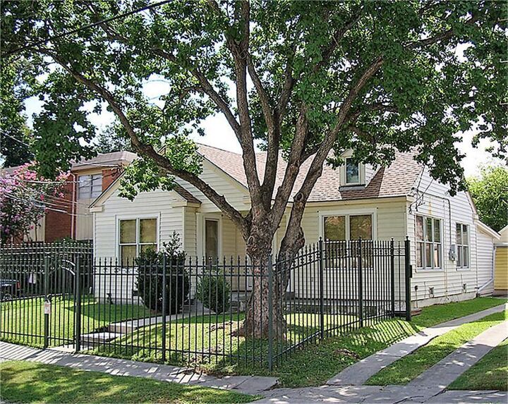 5209 Chenevert Street  Houston TX 77004 photo