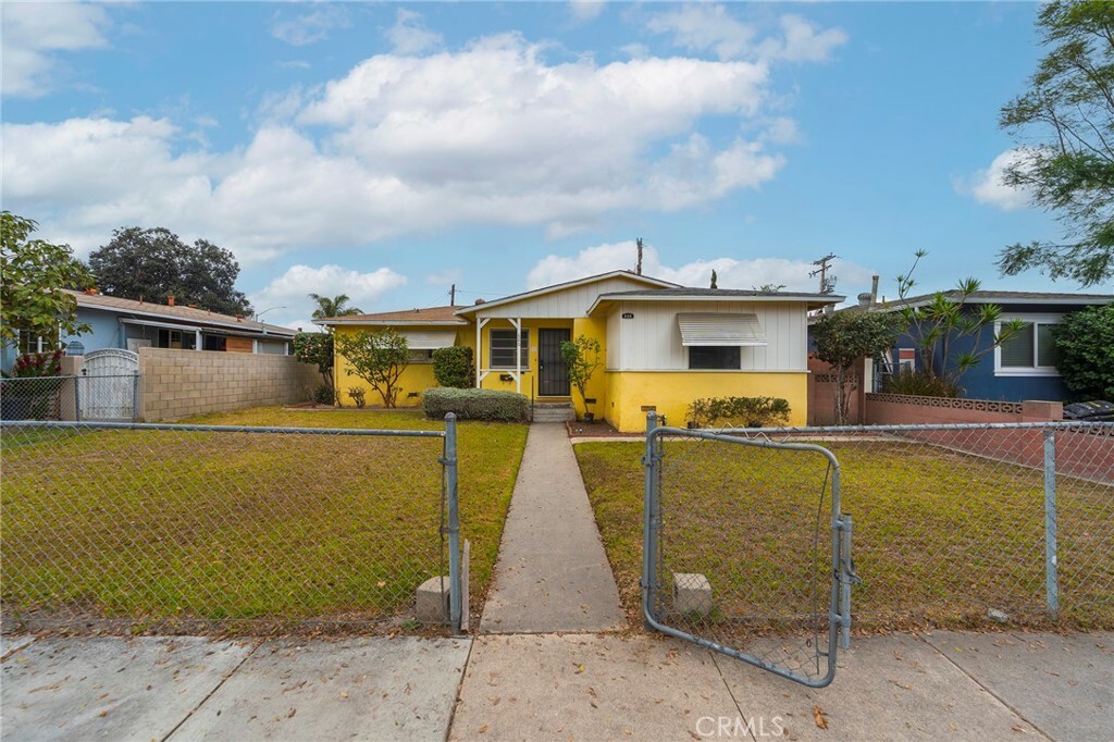 Property Photo:  606 S Pine Street  CA 92805 