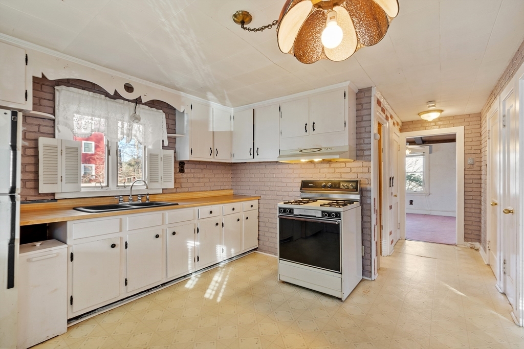 Property Photo: 29 Oakdale Rd MA 01887