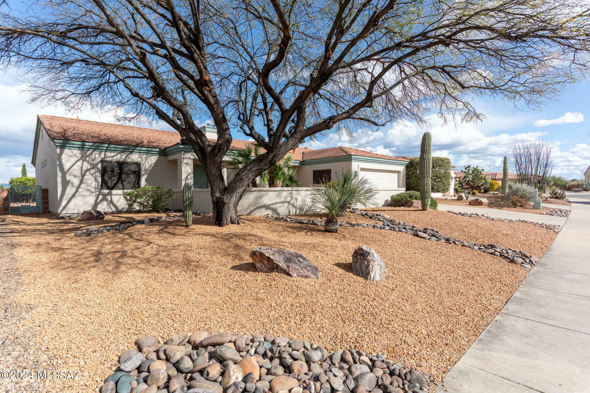 Property Photo:  290 N Via Del Ciruelo  AZ 85614 